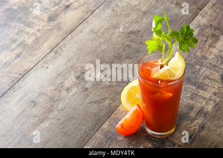 Bloody Mary cocktail in vetro su un tavolo di legno.Copyspace Foto Stock