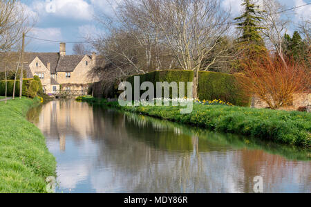 Cotswold stone house lungo il fiume windrush a Bourton sull'acqua, Cotswolds, Gloucestershire, Inghilterra Foto Stock