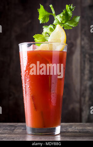 Bloody Mary cocktail in vetro su un tavolo di legno. Foto Stock