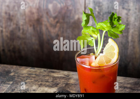 Bloody Mary cocktail in vetro su un tavolo di legno.Copyspace Foto Stock