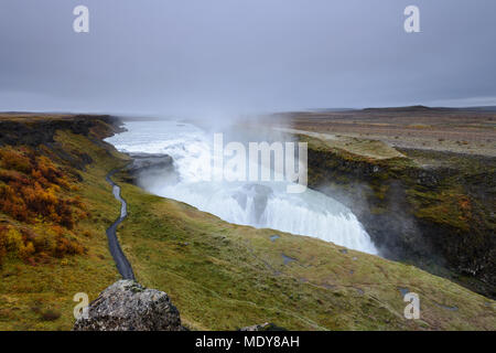 Gullfoss è un incredibile cascata situata nel canyon del fiume Hvita nel sud-ovest dell'Islanda. Meravigliosi paesaggi in uno dei deve vedere attrac turistica Foto Stock