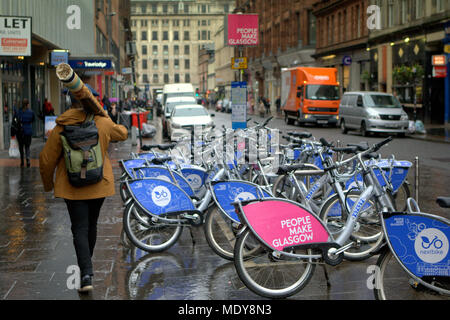 Le persone fanno Glasgow nextbike Ciclo schema di noleggio biciclette della Comunità progetto Queen Street, Glasgow, Regno Unito Foto Stock