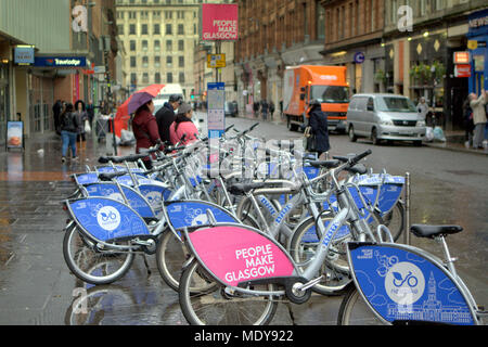 Le persone fanno Glasgow nextbike Ciclo schema di noleggio biciclette della Comunità progetto Queen Street, Glasgow, Regno Unito Foto Stock