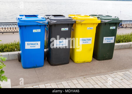 Samara, Russia - 22 Maggio 2016: multicolore di contenitori per i rifiuti sul lungomare della città Foto Stock