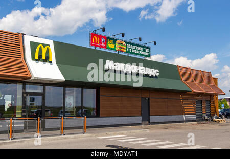 Regione di Tver, Russia - 26 Giugno 2016: McDonald's ristorante fast food sulla rotta Mosca - San Pietroburgo Foto Stock