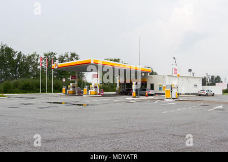 Regione di Leningrado, Russia - Luglio 26, 2016: Royal Dutch Shell gas station su un giorno di estate Foto Stock