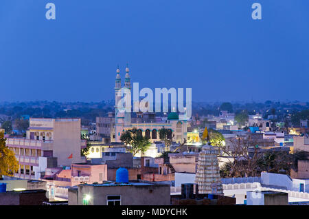 La moschea di notte a Mandawa cittadina in provincia di Shekhawati, Jhunjhunu distretto, Rajasthan, India. Foto Stock