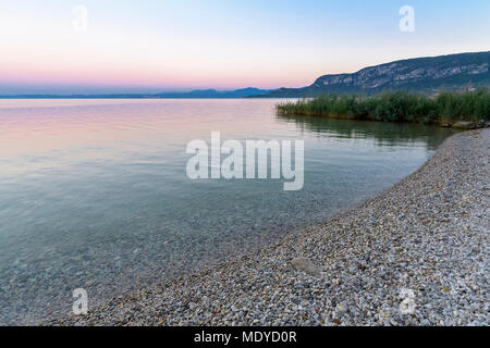 Close-up di riva al lago di Garda Lago di Garda) all'alba nel Garda in Veneto, Italia Foto Stock