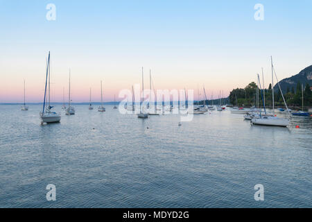 Barche a vela sul Lago di Garda Lago di Garda) all'alba nel Garda in Veneto, Italia Foto Stock