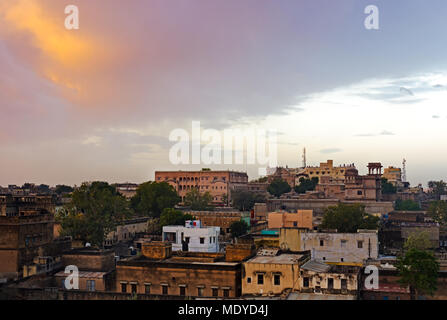 Sunrise over Mandawa cittadina in provincia di Shekhawati, Jhunjhunu distretto, Rajasthan, India. Foto Stock