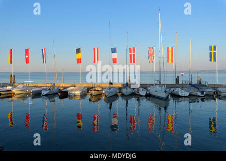 Fila di barche colorate e bandiere europee nel porto Marina sul Lago di Garda Lago di Garda) a Bardolino in Veneto, Italia Foto Stock