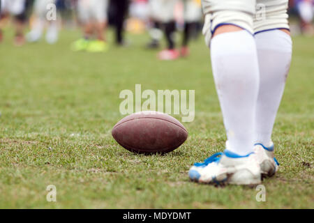 Il football americano sul campo - giocatori sfocati in background Foto Stock