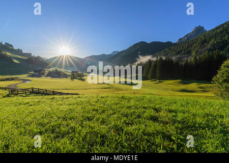 Mattina sole che splende su prati di montagna a Braies Dolomiti in provincia di Bolzano (Alto Adige), Italia Foto Stock