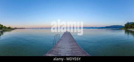 Pontile in legno sul Lago di Garda Lago di Garda) all'alba a Bardolino in Veneto, Italia Foto Stock