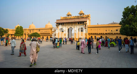 Gruppi di turisti a Forte Amer; Jaipur, Rajasthan, India Foto Stock