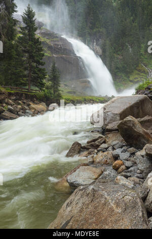 Impetuose acque della Cascata Krimml nel Parco Nazionale degli Alti Tauri nelle Alpi Europee, Salzburger Land, Austria Foto Stock