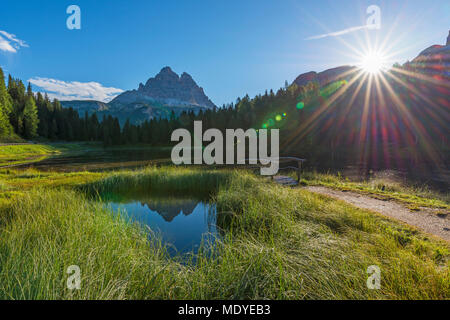 Tre Cime di Lavaredo ed il Lago Antorno con sole di mattina a Misurina nel gruppo dei Cadini in Veneto, Italia Foto Stock