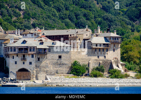 Docheiariou monastero vicino Monte Athos visto dal mare a mezzogiorno in una giornata di sole Foto Stock