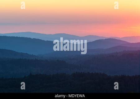 Vista dalla montagna Lusen oltre la Foresta Bavarese al tramonto a Waldhauser nel Parco Nazionale della Foresta Bavarese, Baviera, Germania Foto Stock