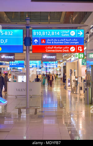 DUBAI, Emirati Arabi Uniti - circa novembre, 2015: all'interno di Dubai International Airport. Esso è il mondo del aeroporto più trafficato dal traffico internazionale di passeggeri. Foto Stock