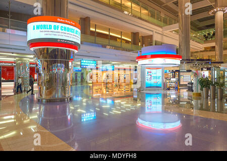 DUBAI, Emirati Arabi Uniti - circa novembre, 2015: all'interno di Dubai International Airport. Esso è il mondo del aeroporto più trafficato dal traffico internazionale di passeggeri. Foto Stock