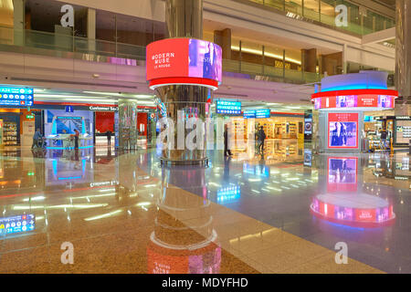 DUBAI, Emirati Arabi Uniti - circa novembre, 2015: all'interno di Dubai International Airport. Esso è il mondo del aeroporto più trafficato dal traffico internazionale di passeggeri. Foto Stock