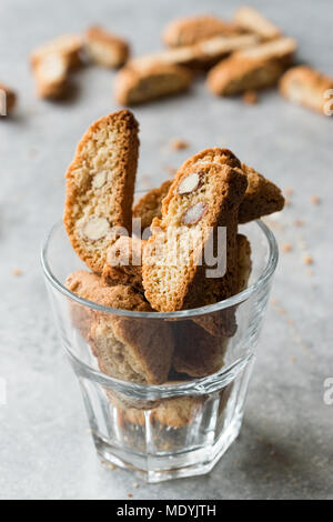 Biscotti / Cantuccini biscotti con mandorle servita in vetro. Antipasto di panetteria. Foto Stock