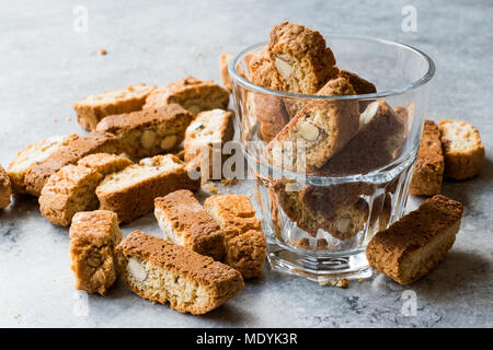 Biscotti / Cantuccini biscotti con mandorle servita in vetro. Antipasto di panetteria. Foto Stock