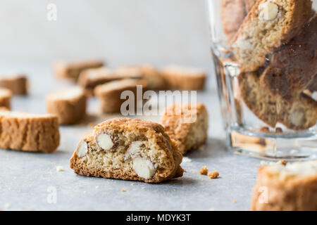 Biscotti / Cantuccini biscotti con mandorle servita in vetro. Antipasto di panetteria. Foto Stock