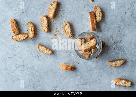 Biscotti / Cantuccini biscotti con mandorle servita in vetro. Antipasto di panetteria. Foto Stock