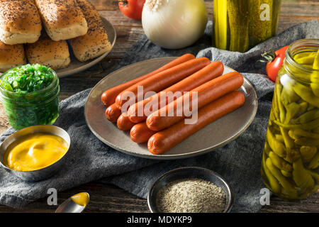 Lo stile di Chicago Hot Dog ingredienti con sottaceti Senape Relish pomodori e peperoni Foto Stock