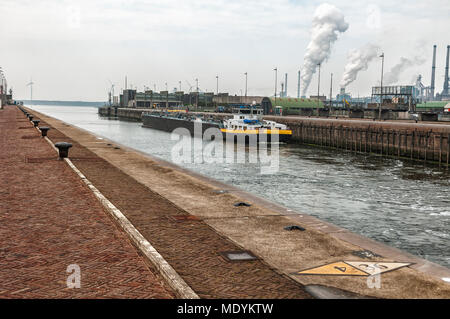 Olio vele della nave attraverso le grandi serrature di IJmuiden Paesi Bassi Foto Stock