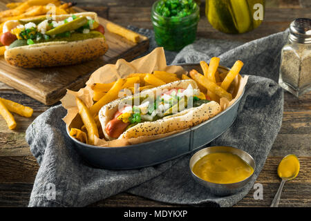 In casa stile di Chicago Hot Dog con sottaceti Senape Relish pomodori e peperoni Foto Stock