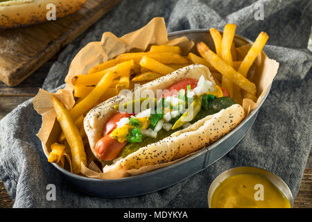 In casa stile di Chicago Hot Dog con sottaceti Senape Relish pomodori e peperoni Foto Stock