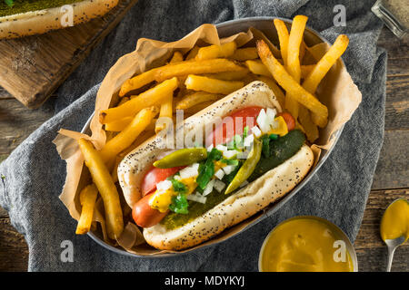 In casa stile di Chicago Hot Dog con sottaceti Senape Relish pomodori e peperoni Foto Stock