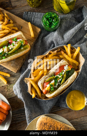 In casa stile di Chicago Hot Dog con sottaceti Senape Relish pomodori e peperoni Foto Stock