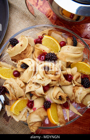 Frittelle con frutti di bosco freschi in una lastra di vetro di close-up Foto Stock