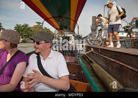 Longtail boat tour di trasportare biciclette sul Fiume Chao Phraya, Bangkok, Thailandia Foto Stock