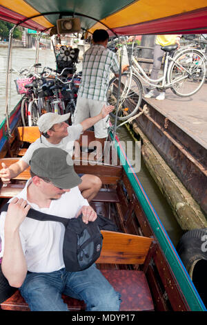 Longtail boat tour di trasportare biciclette sul Fiume Chao Phraya, Bangkok, Thailandia Foto Stock