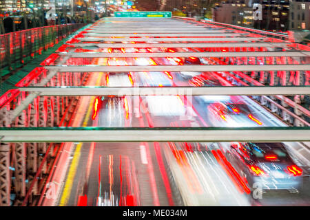 Ponte di Brooklyn con luce sfocata sentieri, New York City Foto Stock