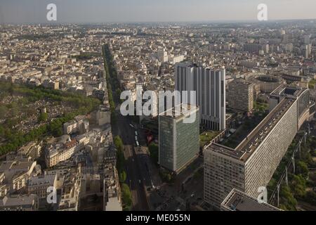 Vista aerea di Parigi dal 56° piano della Tour Montparnasse, Quattordicesimo arrondissement, Avenue du Maine verso la Porte d'Orléans, Foto Stock