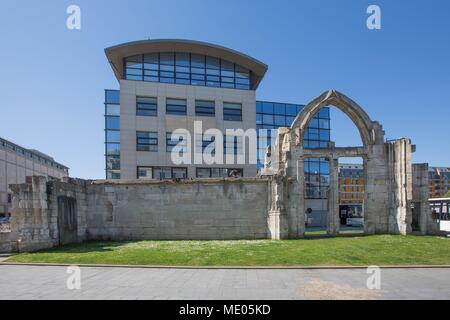 Francia, Rouen, rovine della ex chiesa di Saint Vincent, bombardati nel 1944, porta sud e la parete, Foto Stock