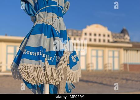 Francia, regione della Normandia, ex Bassa Normandia, Calvados, Pays d'Auge, Côte Fleurie, Trouville-sur-Mer, spiaggia, piegato ombrelloni, Foto Stock