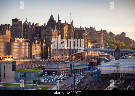 Lo skyline di Edinburgo come vista da Calton Hill con la Città Vecchia, il ponte nord, la stazione ferroviaria di Waverley e dal Castello di Edimburgo in background Foto Stock