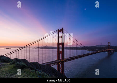 Sunrise vista di Alcatraz, San Francisco e il Golden Gate Bridge da batteria Spencer Foto Stock