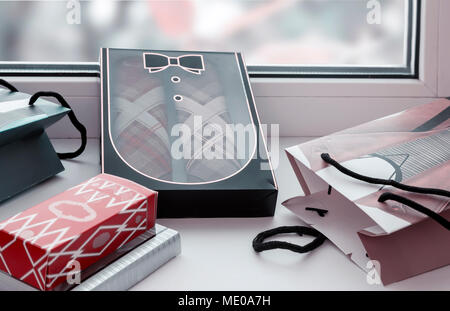 Buste regalo e regali sul davanzale. Foto Stock