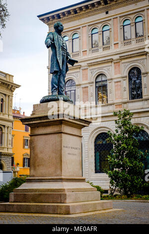 Statua di Marco Minghetti nella piazza che porta il suo nome, Bologna, Italia Foto Stock