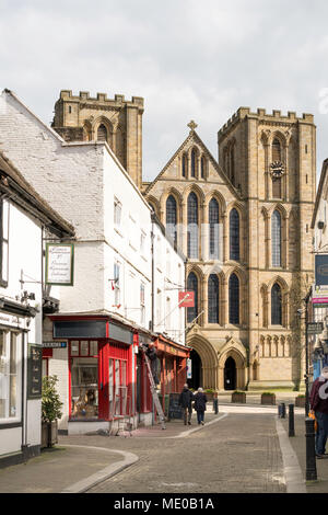 La facciata ovest della cattedrale di Ripon visto da Kirkgate, Ripon, North Yorkshire, Inghilterra, Regno Unito Foto Stock