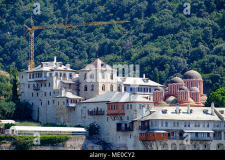 Docheiariou monastero vicino Monte Athos visto dal mare a mezzogiorno in una giornata di sole Foto Stock