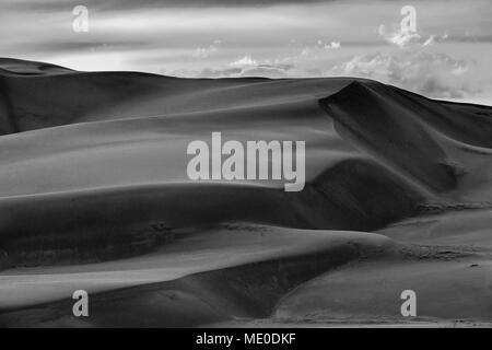 Great Sand Dunes National Park, Colorado è minacciata dalle amministrazioni Trump di interesse nell'apertura vicino a terra per l'estrazione di minerali. Foto Stock